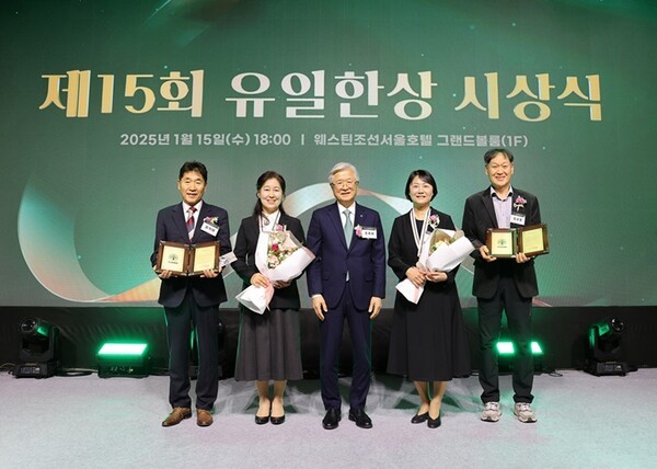 김석태·엄계숙 부부(왼쪽부터), 조욱제 유한양행 사장, 윤정희·김상훈 부부가 시상식에서 기념 촬영을 하고 있다. /사진=유한양행