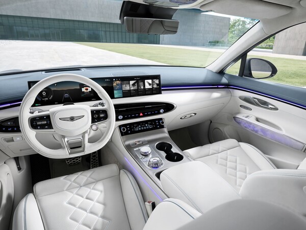 제네시스는 GV70 전동화 부분변경 모델의 상세 정보를 공개하고 본격적인 판매에 돌입했다고 16일 밝혔다. 사진은 제네시스 GV70 1열 인테리어./사진=현대차