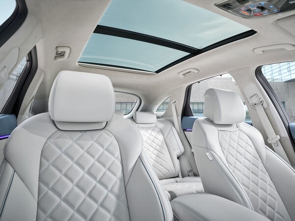 제네시스는 GV70 전동화 부분변경 모델의 상세 정보를 공개하고 본격적인 판매에 돌입했다고 16일 밝혔다. 사진은 제네시스 GV70 전동화 모델 내부 인테리어./사진=현대차