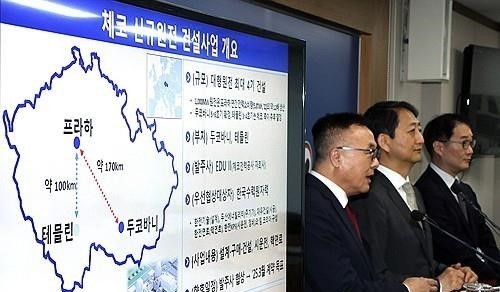 황주호 한국수력원자력 사장(왼쪽)이 작년 7월 18일 오전 정부세종청사에서 체코 신규원전 건설사업 우선협상대상자 선정과 관련한 브리핑에서 기자들 질문에 답하고 있다. / 사진=연합뉴스