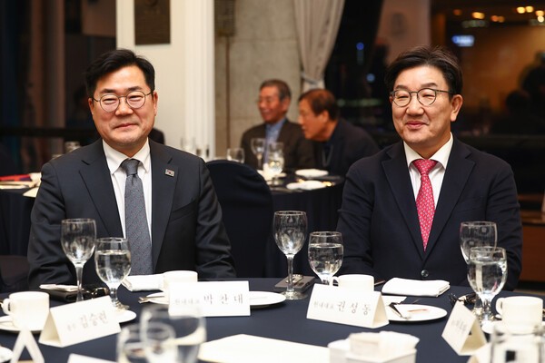 권성동 국민의힘 원내대표와 박찬대 더불어민주당 원내대표(왼쪽)가 지난 10일 오후 서울 중구 프레스센터에서 열린 관훈클럽 68주년 창립총회에 참석하고 있다.  /사진=연합뉴스