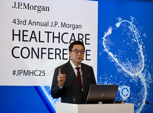 제임스 박 롯데바이오로직스 대표가 JPMHC에서 발표를 진행하고 있다. /사진=연합뉴스