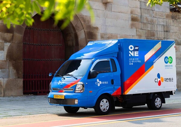 CJ대한통운이 민족 대명절 설날을 앞두고 '매일 오네(O-NE)' 서비스를 기반으로 특별 수송체제에 돌입한다고 17일 밝혔다. 사진은 CJ대한통운 택배차량./사진=CJ대한통운