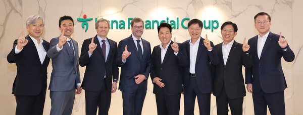 지난 17일 서울시 중구 하나금융그룹 사옥에서 열린 최고경영자 회담에서 함영주 회장(사진 오른쪽에서 네번째), 이승열 부회장(사진 오른쪽에서 세번째), 강성묵 부회장(사진 오른쪽에서 두번째), 존 코노턴 베인캐피탈 글로벌 CEO(사진 왼쪽에서 네번째), 데이비드 그로스 베인캐피탈 공동대표(사진 왼쪽에서 세번째), 이정우 베인캐피탈 한국대표(사진 왼쪽에서 두번째)가 기념 촬영을 하고 있다. 사진=하나금융