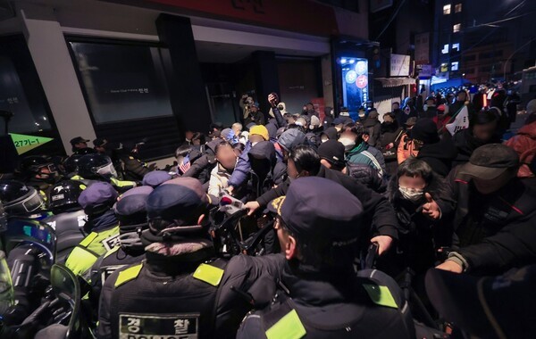 윤석열 대통령이 내란 우두머리 혐의로 구속되자 일부 지지자들이 서울 마포구 서울서부지방법원에 난입한 19일 오전 서부지법 후문 인근에서 경찰이 시위 중인 윤 대통령 지지자들을 해산시키려고 하자 지지자들이 이를 막고 있다. /사진=연합뉴스