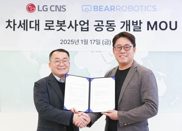이준호 LG CNS 상무(왼쪽)와 하정우 베어로보틱스 대표가 MOU 체결 후 기념사진을 촬영하고 있다. /사진=LG CNS