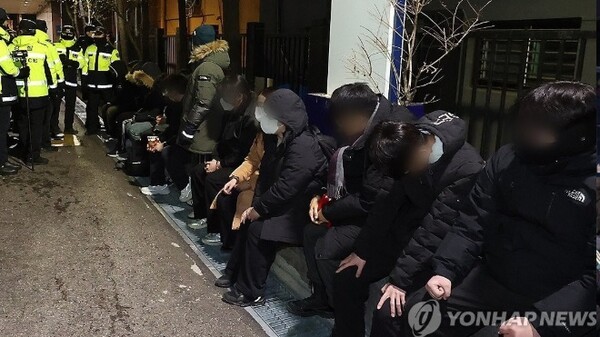 내란 우두머리 혐의를 받는 윤석열 대통령의 구속 전 피의자 심문(영장실질심사)이 열린 18일 서울 마포구 서울서부지법에 법원 담장을 넘어 무단 침입한 윤 대통령 지지자들이 경찰에 붙잡혀 있다. / 사진=연합뉴스