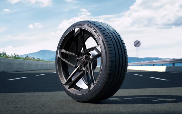 한국타이어가 ‘벤투스(Ventus)’의 초고성능 퍼포먼스 타이어 ‘벤투스 에보(Ventus evo)’를 20일(현지시간) 북미 및 중동 지역에 출시한다고 밝혔다. 사진은 '벤투스 에보'./사진=한국타이어