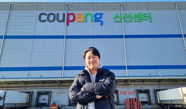 지난해 말 승진하며 CFS 최연소 인사팀장(조직장급)이 된 김성태(32) 씨가 쿠팡 용인물류센터 앞에서 포즈를 취하고 있다.