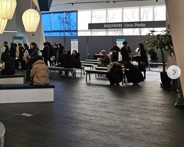 내방객들이 가장 많이 찾은 곳은 상담창구였다. 통상적으로 상담창구에 내방객들이 꽉 차있는 것은 그만큼 청약 의지가 강하다는 사람이 많다는 의미로 받아들여진다. (사진=스마트에프엔DB)