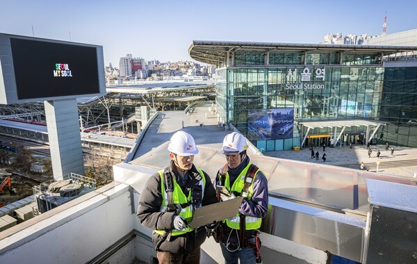 SK텔레콤과 SK오앤에스 엔지니어가 서울역 인근에서 통신장비를 점검하고 있다. /사진=SK텔레콤