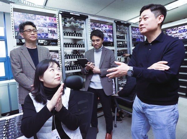 LG유플러스 홍범식 사장(오른쪽)이 홈서비스품질 직원에게 업무 설명을 듣고 있다,     /사진=LG유플러스