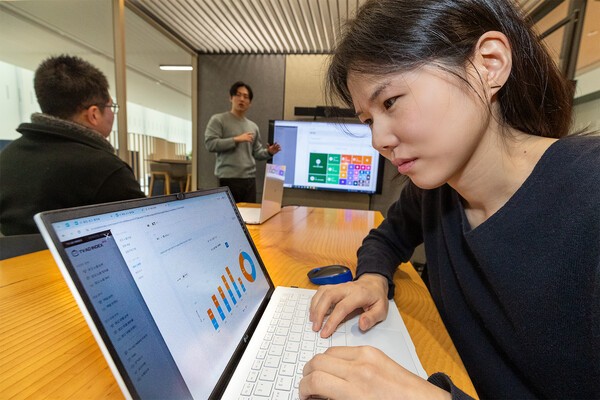 KT 직원들이 TV 애드 인덱스로 광고 효과를 분석하고 있다. /사진=KT