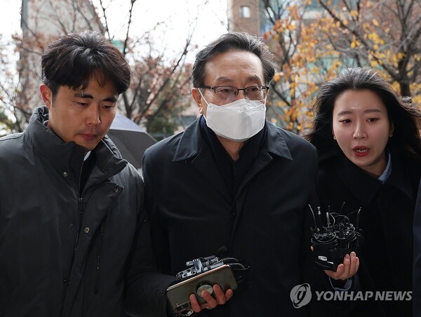 손태승 전 우리금융지주 회장이 지난해 11월 26일 서울 양천구 남부지법에서 열린 특정경제범죄 가중처벌법상 배임 혐의 관련 영장실질심사를 받기 위해 법정으로 향하고 있다. /사진=연합뉴스