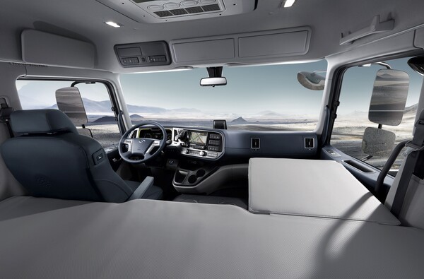 현대자동차가 상품성이 향상된 대표 중형 트럭 '2025 더 뉴 파비스'를 출시하고 본격적인 판매를 시작한다고 21일 밝혔다. 사진은 2025 더 뉴 파비스 내부 인테리어./사진=현대자동차