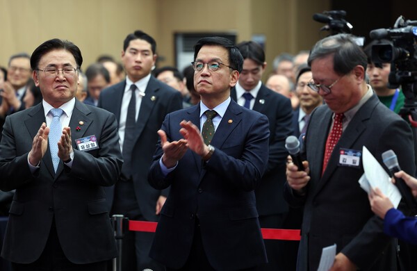  최상목 대통령 권한대행 부총리 겸 기획재정부 장관이 21일 서울 강남구 한국과학기술회관에서 열린 과학기술정보방송통신인 신년인사회에 참석해 박수치고 있다. /사진=연합뉴스