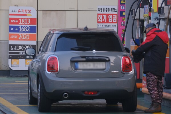 고환율 기조에 국제 유가 상승이 겹치면서 서울 휘발유 평균 가격이 1800원을 기록했다. /사진=연합뉴스