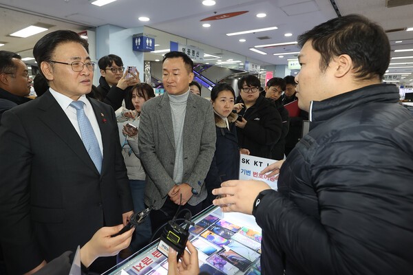 유상임 과학기술정보통신부 장관이 단통법 폐지를 앞두고 지난 21일 오후 서울 광진구 테크노마트 강변점을 찾아 휴대전화 판매점을 둘러보고 있다. /사진=연합뉴스