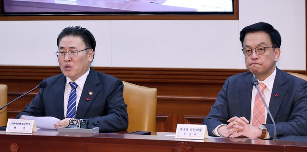 유상임 과학기술정보통신부 장관(왼쪽)이 22일 정부서울청사에서 열린 국정현안관계장관회의 겸 경제관계장관회에서 발언하고 있다. /사진=연합뉴스