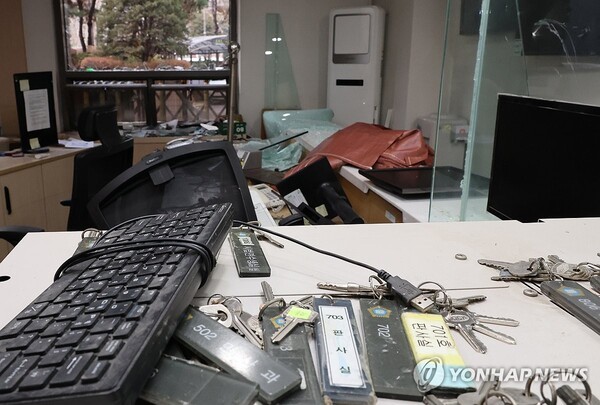 윤석열 대통령이 내란 우두머리 혐의로 구속되자 일부 윤 대통령 지지자들이 서울서부지방법원 내부로 난입해 불법폭력사태를 일으킨 19일 오후 서부지법 내부의 한 사무실과 집기류 등이 파손돼 있다. /사진=연합뉴스