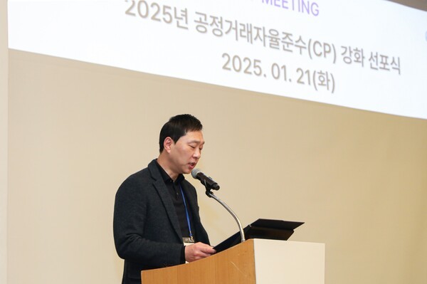 동아에스티 공정거래 자율준수 프로그램 강화 선포식에서 정재훈 사장이 자율준수 선언문을 낭독하고 있다. /사진=동아제약