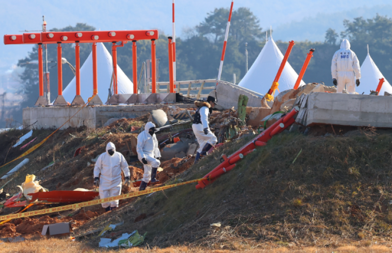 지난 3일 오전 전남 무안군 무안국제공항 제주항공 여객기 참사 현장에서 국과수 및 항공철도사고조사위원회 관계자들이 엔진이 파묻힌 방위각시설(로컬라이저)을 살피고 있다./사진=연합뉴스