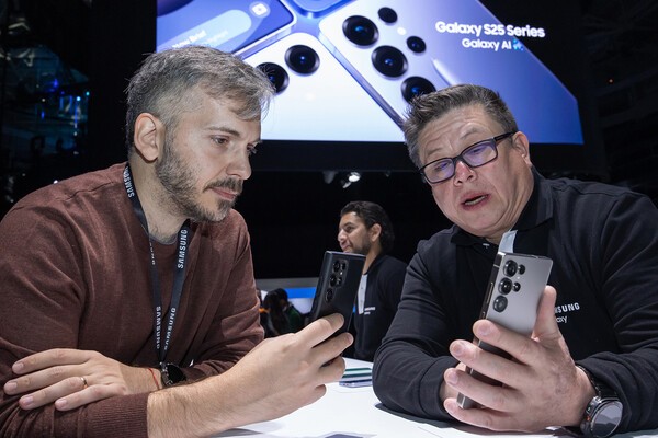 현지시간 기준 지난 22일 미국 새너제이에 위치한 'SAP센터'에서 개최된 상반기 '갤럭시 언팩 2025'에서 관람객이 '갤럭시 S25 시리즈'를 체험하고 있다. /사진=삼성전자