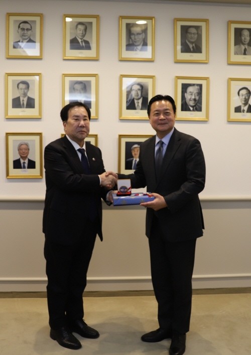 우오현 SM그룹 회장(왼쪽)이 지난 21일(현지시간) 미국 워싱턴D.C. 주미국 대한민국 대사관에서 조현동 주미대사로부터 지속적인 한미동맹 관심과 지원의 공로로 상패를 받으며 기념촬영을 하고 있다. /사진=SM그룹