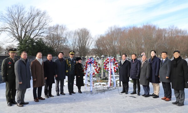우오현 SM그룹 회장(오른쪽 6번째)과 한미동맹친선협회, 주한미군전우회 관계자들이 지난 21일(현지시간) 미국 워싱턴D.C. 한국전 참전용사 기념비에 헌화한 뒤 기념촬영을 하고 있다. /사진=SM그룹