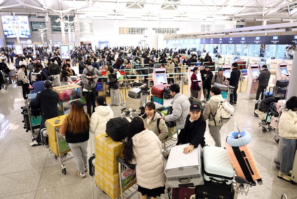 설 명절 연휴를 앞둔 23일 오전 인천국제공항 제1여객터미널 출국장에서 승객들이 탑승 수속을 위해 줄을 서고 있다./사진=연합뉴스