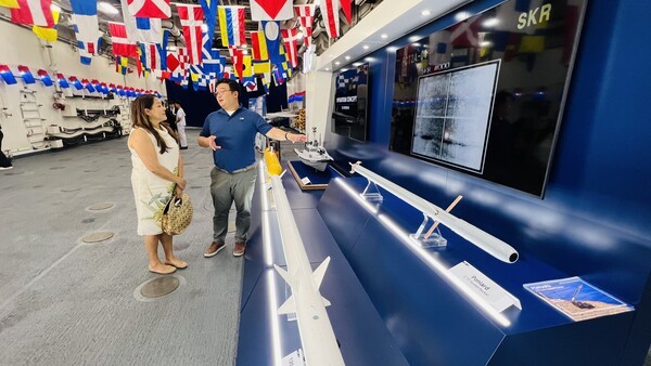 LIG넥스원 관계자가 참석자에게 FCT 시험평가를 최종 통과한 ‘비궁’을 소개하고 있다. /사진=LIG넥스원