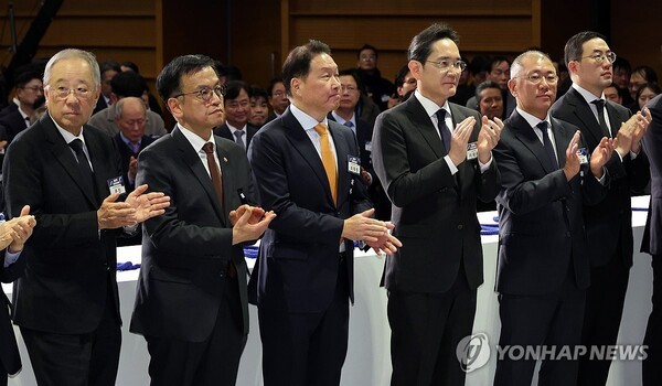 지난 3일 서울 대한상공회의소에서 열린 경제계 신년인사회에서 참석자들이 박수를 치고 있다. 왼쪽부터 류진 한국경제인협회장, 최상목 대통령 권한대행 부총리 겸 기획재정부 장관, 최태원 SK그룹 회장, 이재용 삼성전자 회장, 정의선 현대차그룹 회장, 구광모 LG그룹 회장. /사진=연합뉴스