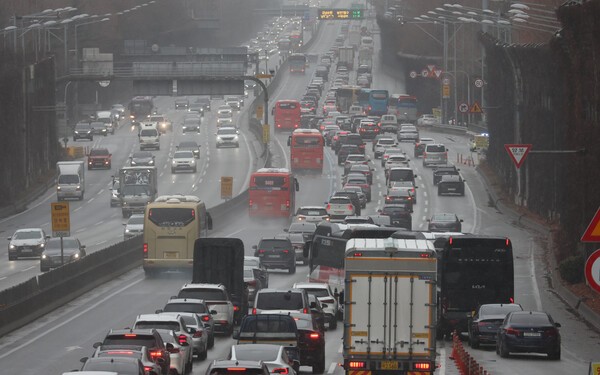 전국에 눈·비가 쏟아진 지난 27일 오전 경부고속도로 서울 잠원IC 인근 하행선./사진=연합뉴스