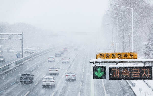 설 전날인 28일 대설 경보가 발효 중인 경기도 오산시 경부고속도로 오산IC 부근./사진=연합뉴스