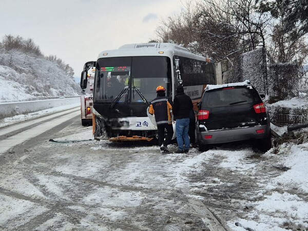 서해안고속도로 버스 추돌사고. / 사진=연합뉴스 