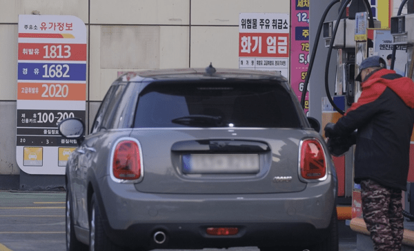 서울 시내 주유소에서 한 자동차가 주유 중인 모습이다. /사진=연합뉴스
