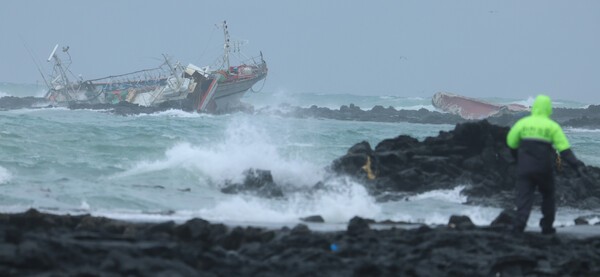 1일 오후 제주도 토끼섬 인근 해상 선박 좌초 현장에서 해경이 실종자 수색을 진행하고 있다. /사진=연합뉴스