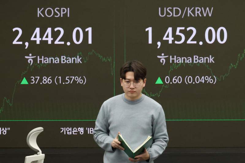 23일 오후 서울 중구 하나은행 본점 딜링룸 현황판에 코스피, 원&middot;달러 환율이 표시돼 있다./사진=연합뉴스