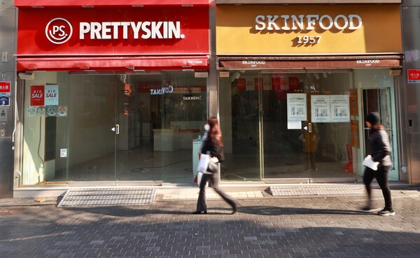 지난 12일 서울 시내 빈 상가 앞을 시민들이 지나가고 있다. /사진=연합뉴스