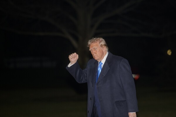 도널드 트럼프 미국 대통령이 지난 2일 일요일, 워싱턴의 백악관 남쪽 잔디밭에 도착한 후 마린 원에서 내리며 걸어가고 있다. /사진=AP통신