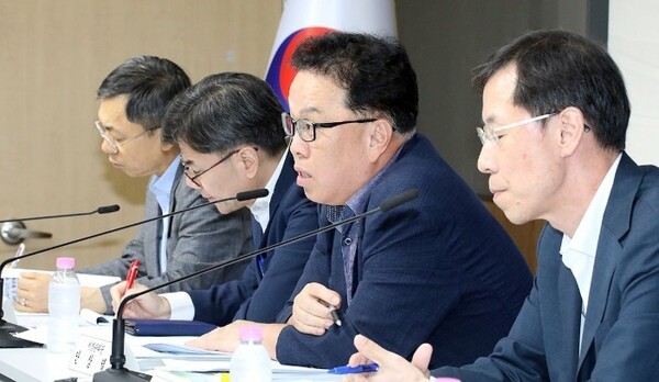 안상열 기획재정부 재정관리관(오른쪽 두 번째)이 지난해 9월25일 정부세종청사에서 열린 2024년 세수 재추계 결과 및 대응 방향 브리핑에서 기자들의 질문에 답하고 있다. /사진=연합뉴스