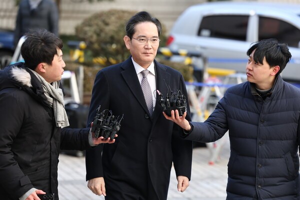 이재용 삼성전자 회장이 3일 오후 서초구 서울고법에서 열린 부당합병·회계부정 혐의 항소심 선고공판에 출석하고 있다. /사진=연합뉴스
