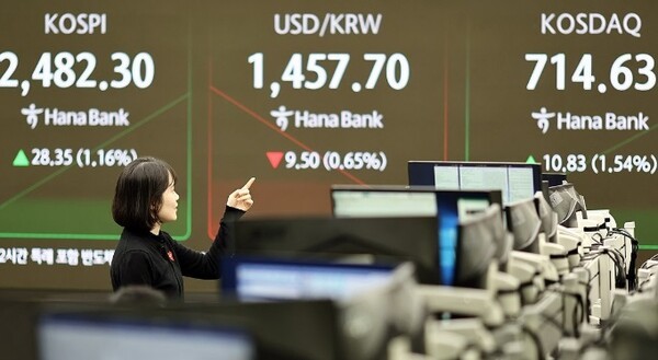 코스피가 2,480대에서 상승 출발한 4일 오전 서울 하나은행 본점 딜링룸에서 딜러들이 업무를 보고 있다. / 사진=연합뉴스