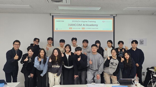 장승현 한컴 AI사업본부장(왼쪽 첫번째)과 수강생들이 기념촬영을 하고 있다.