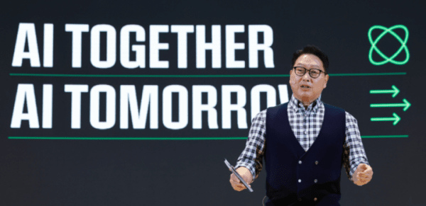 최태원 SK그룹 회장이 지난해 11월 4일 서울 강남구 코엑스에서 열린 SK AI 서밋 2024에 참석해 협력으로 만들어가는 AI 생태계를 주제로 기조연설하고 있다. / 사진=연합뉴스