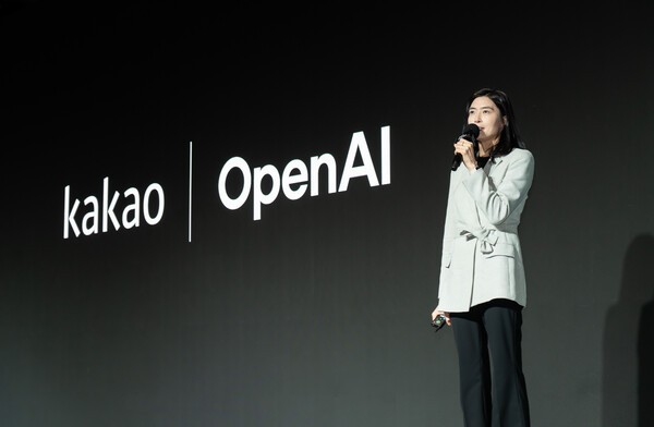 정신아 카카오 대표가 오픈AI와의 협업에 대해 발표하고 있다. /사진=카카오