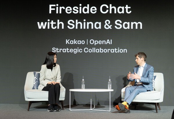 정신아 카카오 대표(왼쪽)와 샘 올트먼 오픈AI 최고경영자가 대담을 진행하고 있다. /사진=카카오