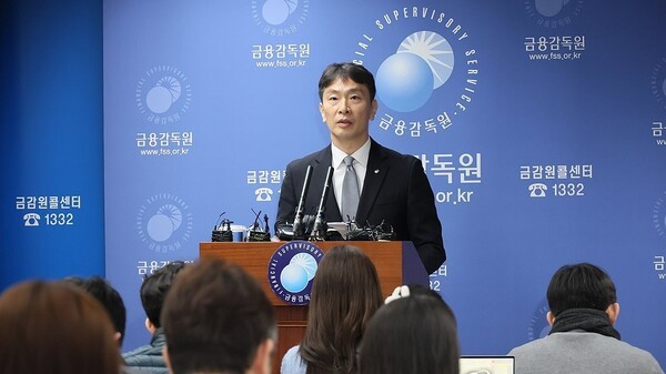 이복현 금감원장이 4일 서울 여의도 금융감독원에서 지난해 금융지주·은행 등 검사결과에 대한 브리핑을 하고 있다. 사진=연합뉴스