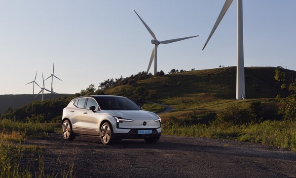 볼보자동차코리아가 EX30의 판매가를 최대 333만원까지 인하하고 이달 중 출고에 나선다고 3일 밝혔다./사진=볼보자동차코리아