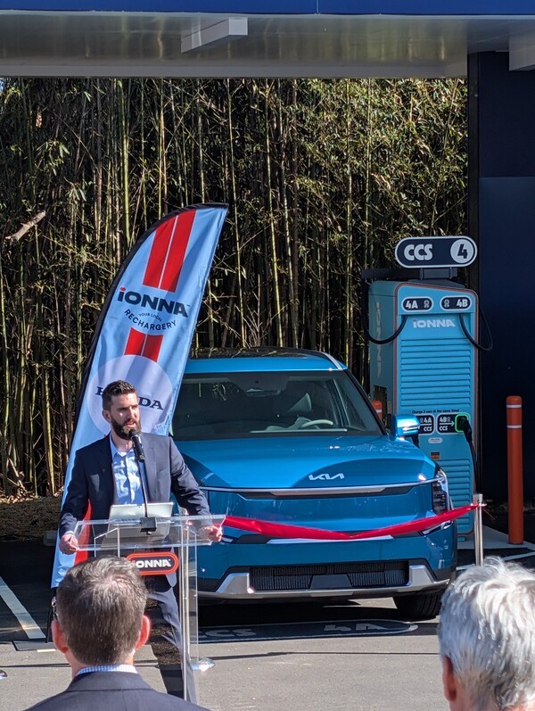 세스 커틀러 최고경영자(CEO)가 아이오나 런칭 행사장 내 기아 EV9 앞에서 발표하고 있다./사진=현대차·기아